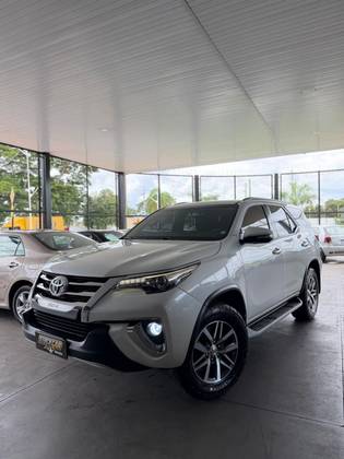 TOYOTA HILUX SW4 2.8 SRX 4X4 7 LUGARES 16V TURBO INTERCOOLER DIESEL 4P AUTOMÁTICO